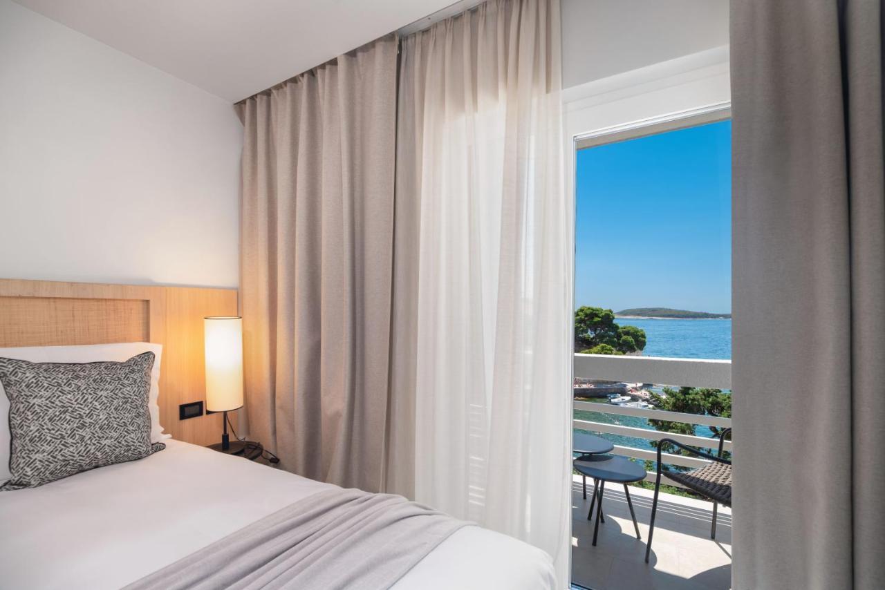 Beach Bay Hvar Hotel ฮวาร์ ภายนอก รูปภาพ
