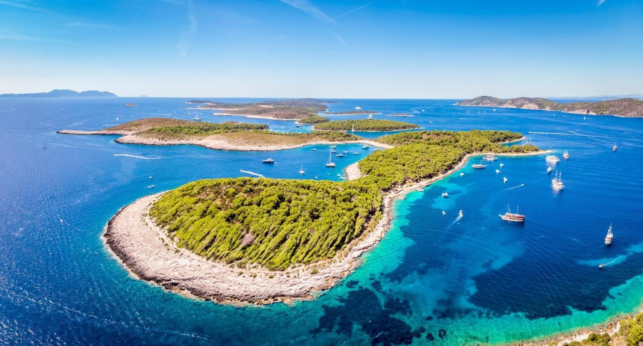 Beach Bay Hvar Hotel ฮวาร์ ภายนอก รูปภาพ